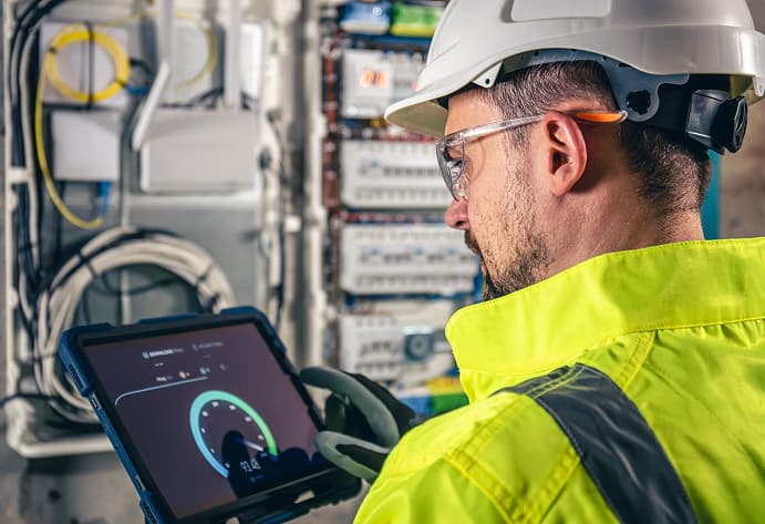 Elektro Intstallateur misst Elektronische Anlage